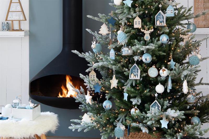 decorazioni natalizie in legno soggiorno con camino sospeso