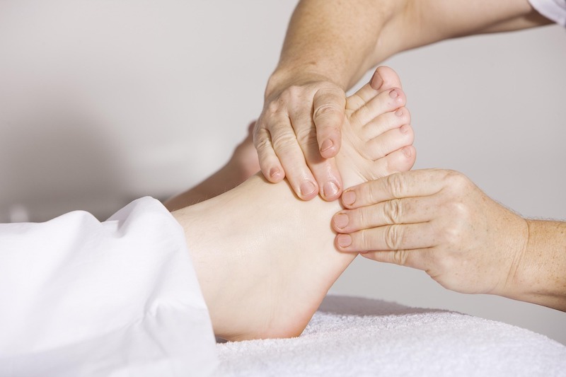 massaggio ai piedi drenare le gambe dal gonfiore