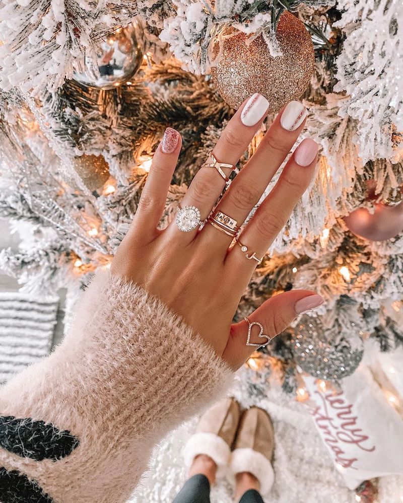 nail art con smalto glitter unghie natalizie in bianco