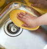 pulire il lavello della cucina senza tracce di aloni