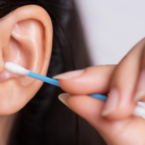 Come usare correttamente i cotton fioc per la pulizia delle orecchie