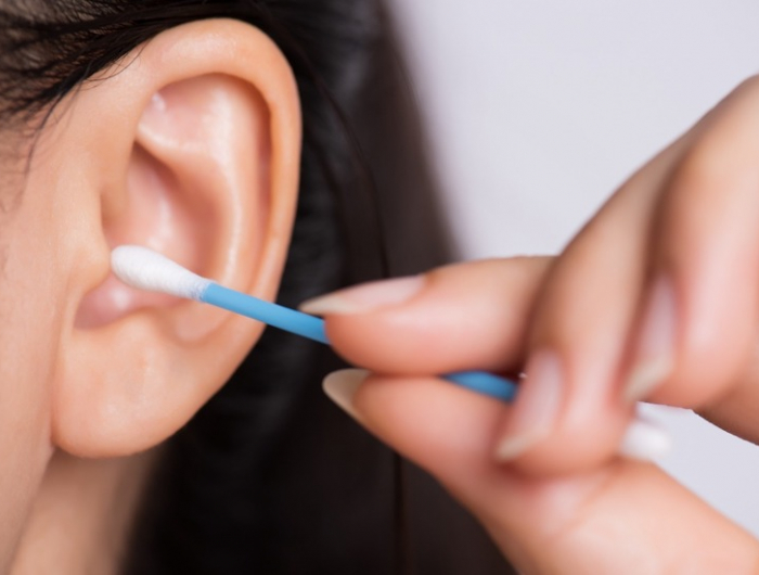 Come usare correttamente i cotton fioc per la pulizia delle orecchie