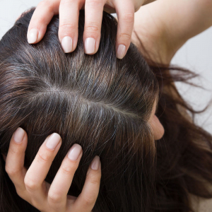 Capelli bianchi a 30 anni: sei seducente anche senza ricorrere alla colorazione!