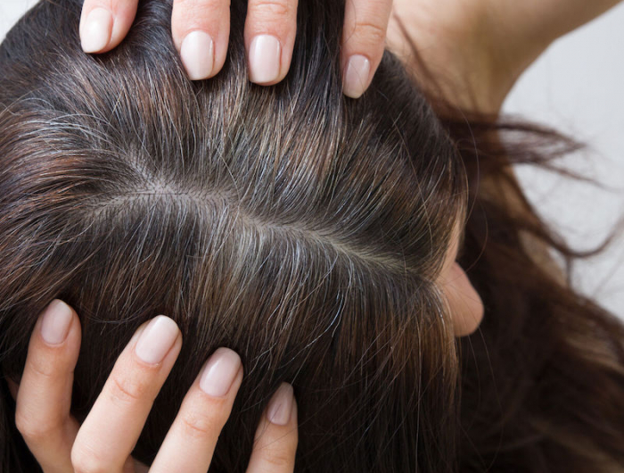 Capelli bianchi a 30 anni: sei seducente anche senza ricorrere alla colorazione!