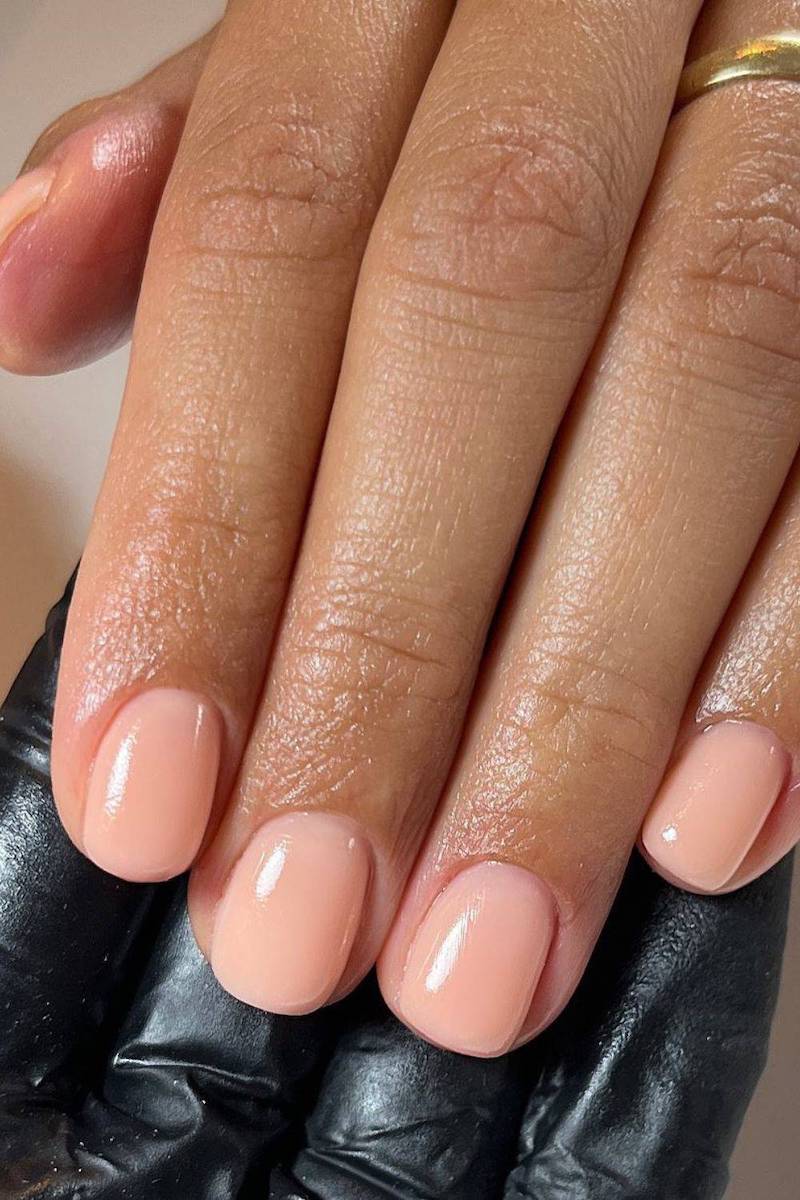 unghie corte smalto gel colore rosa nude