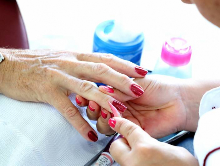 Manicure perfetta a 60 anni: prendersi cura delle mani e scegliere lo smalto adatto!