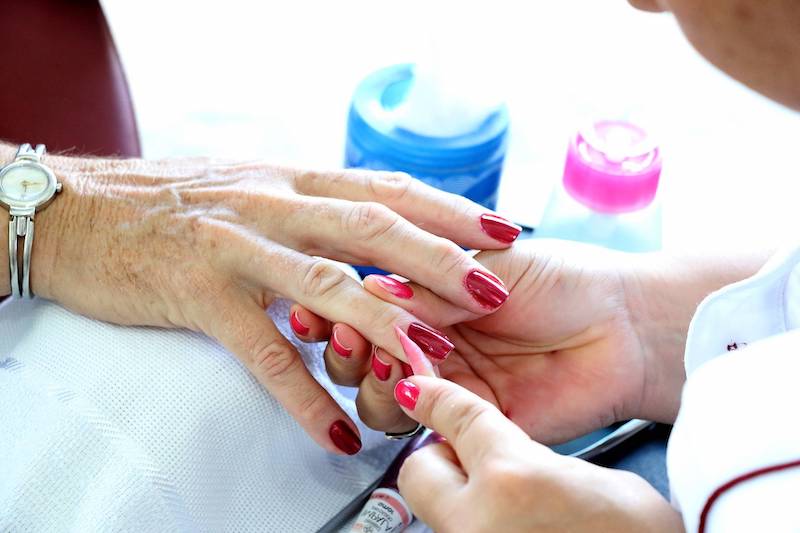 unghie gel smalto rosso manicure donna a 60 anni
