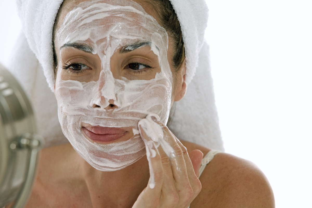 applicare maschera pulizia del viso pori dilatati