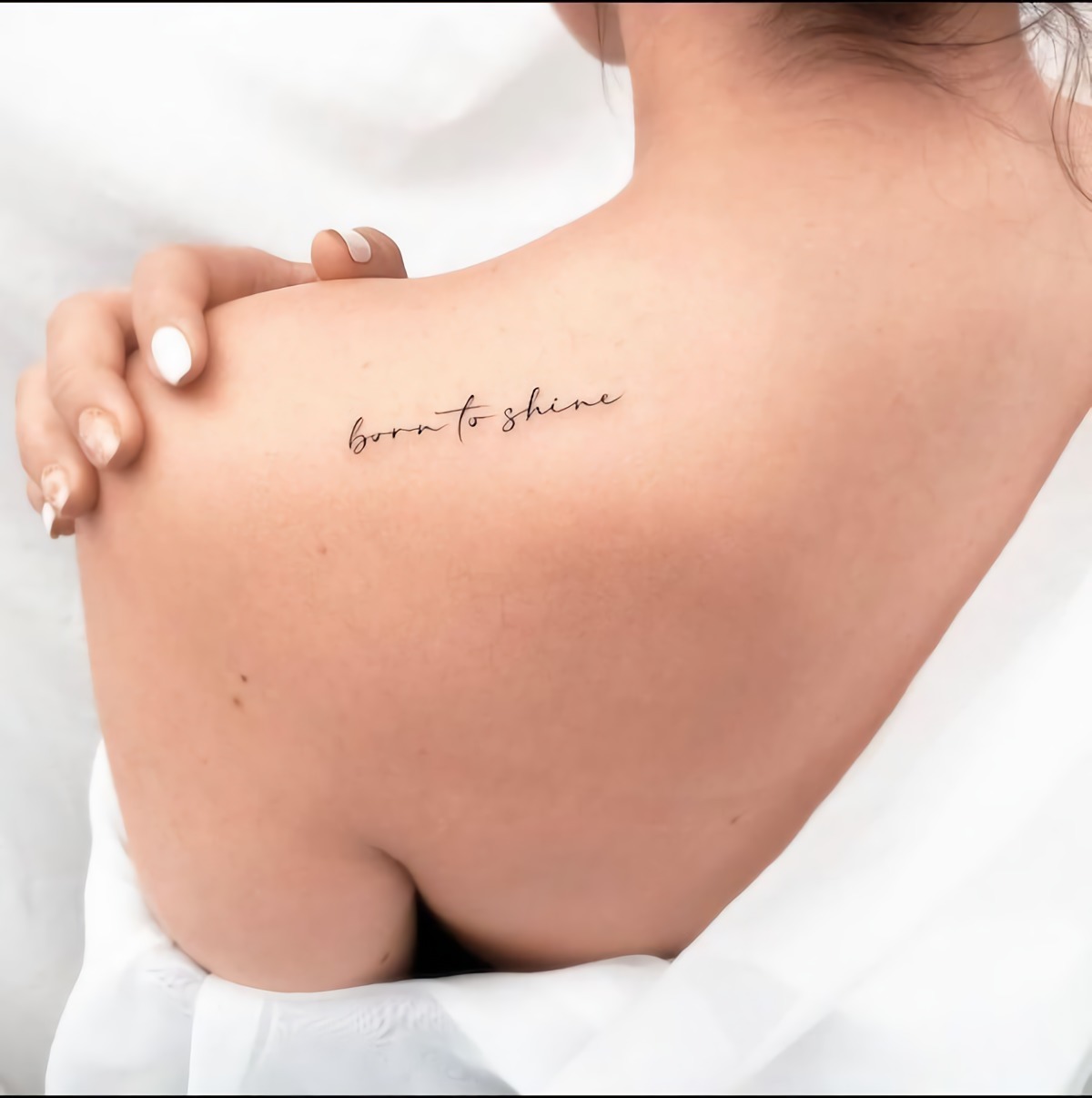 born to shine tatuaggio con scritta in inglese tattoo schiena donna