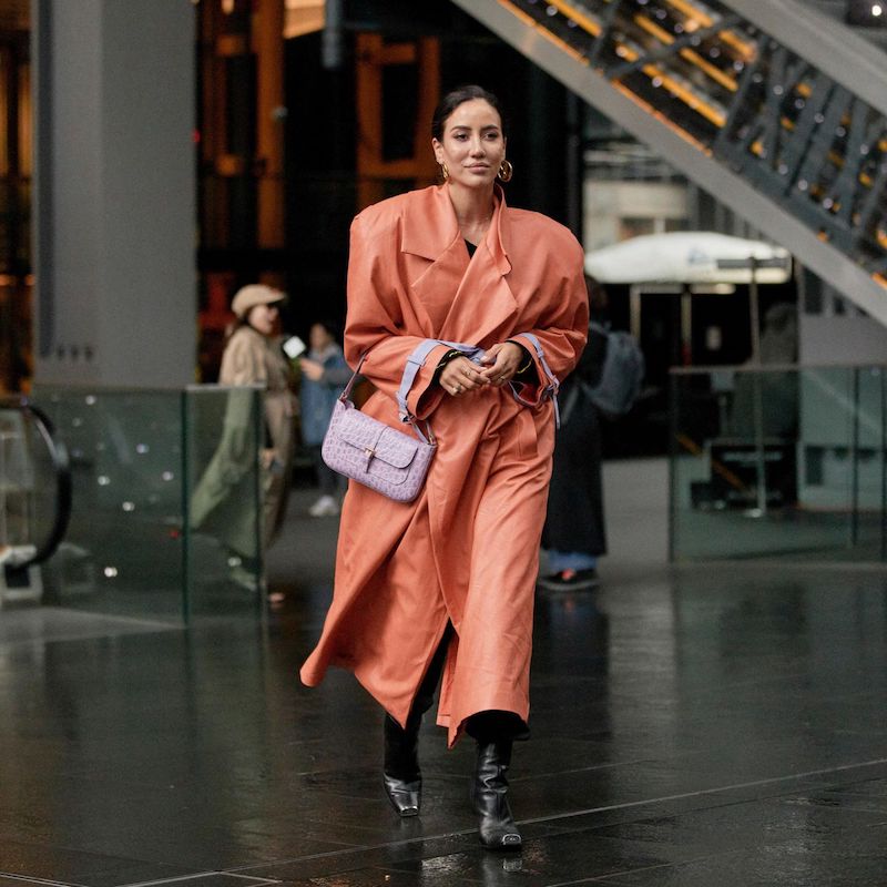 cappotto di pelle colorato oversize donna che cammina
