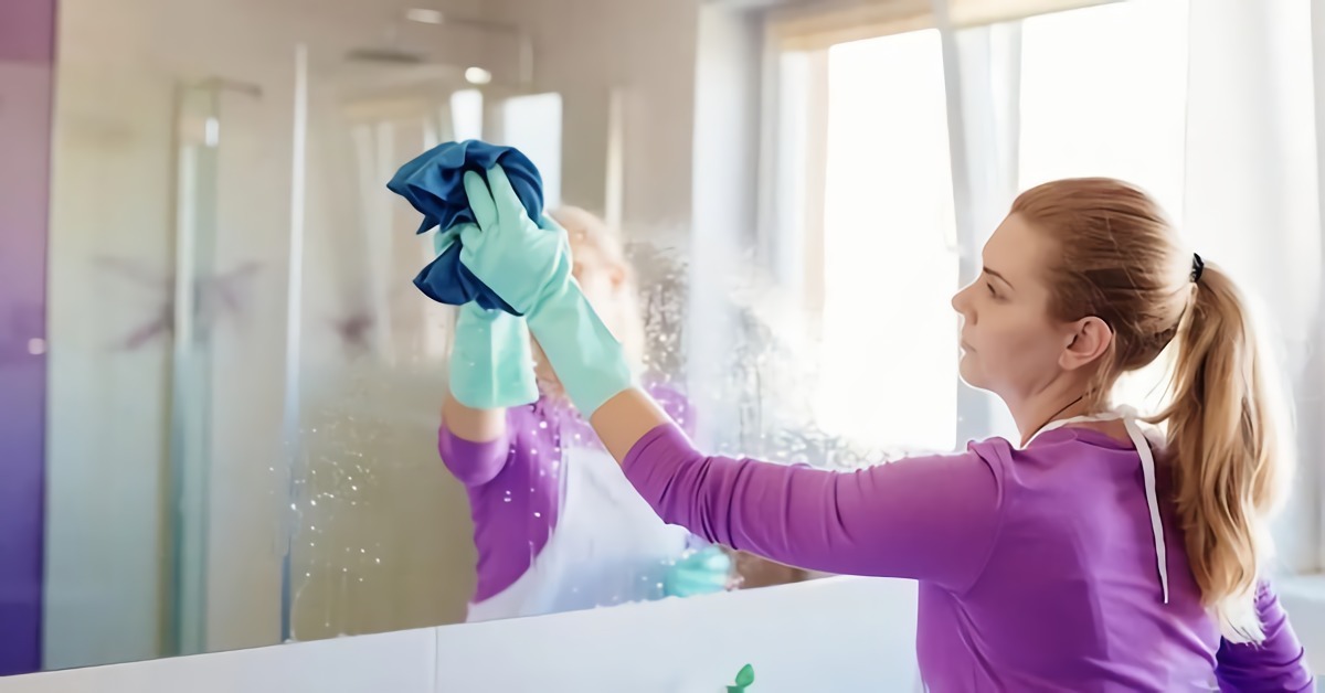 come pulire lo specchio del bagno con detergenti fai da te
