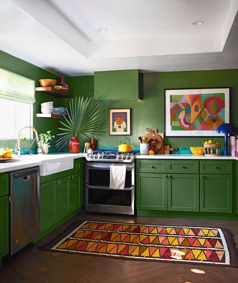 cucina con pareti verdi mobili in legno