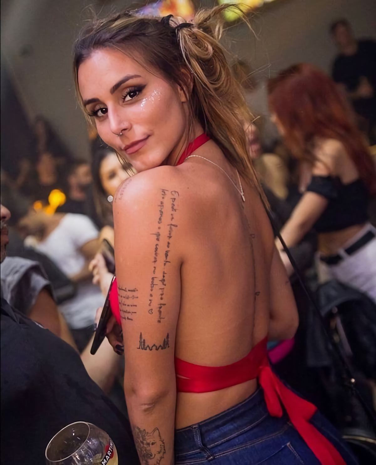 donna con tatuaggi sul braccio tattoo scritte