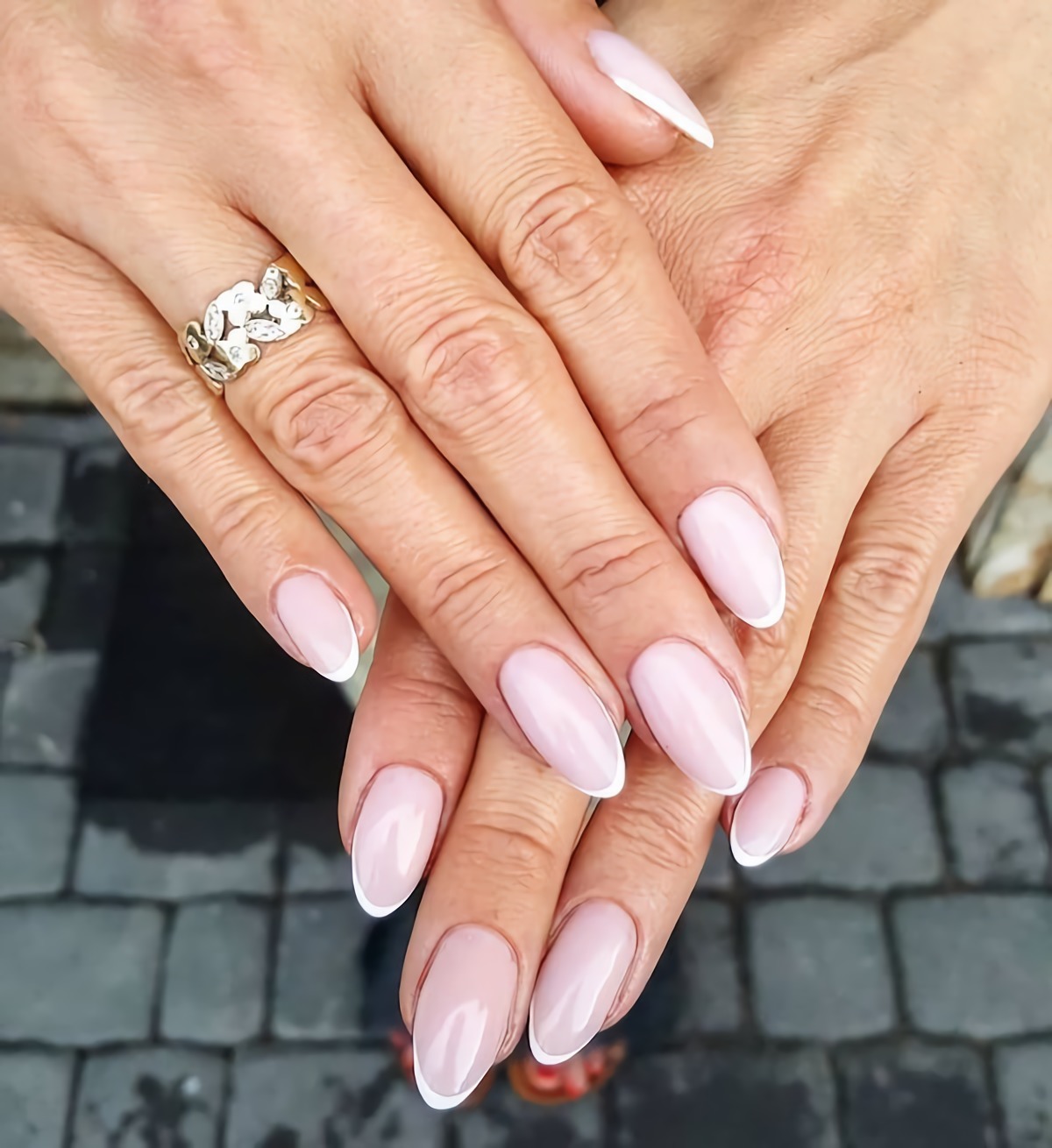 french manicure bianco e rosa pastello unghie a mandorla