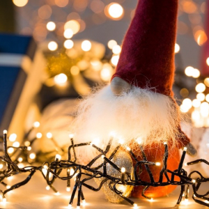 Luci di Natale da esterno a energia solare. Allestire balconi e giardini abbracciando l’ambiente