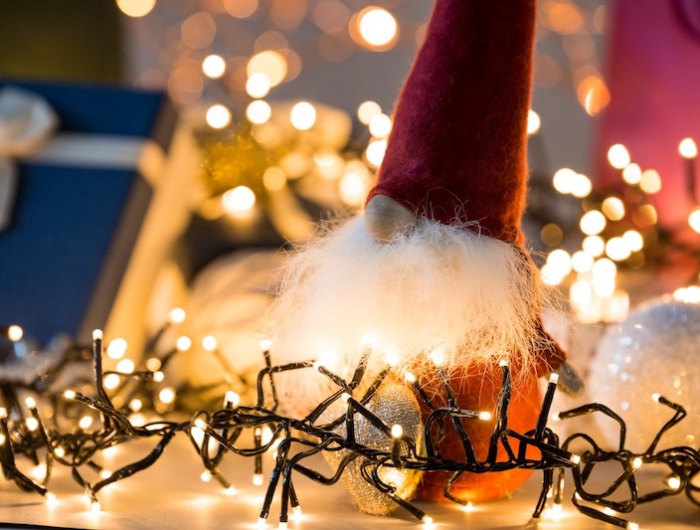 Luci di Natale da esterno a energia solare. Allestire balconi e giardini abbracciando l’ambiente