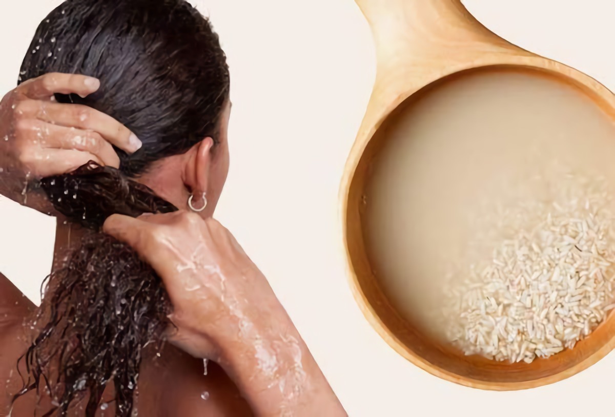 lavaggio acqua di riso sui capelli donna che si lava