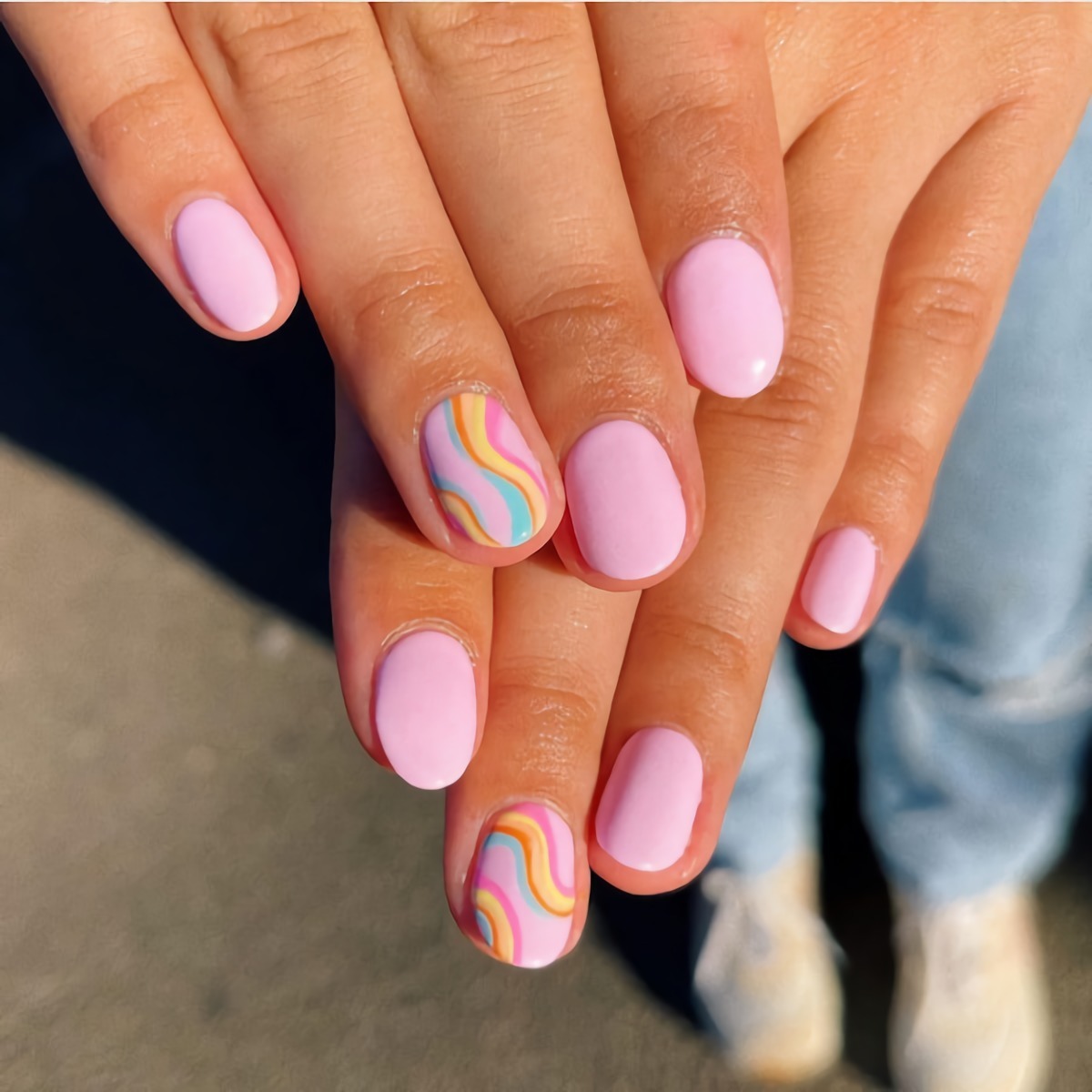 manicure unghie corte ovali disegno arcobaleno rosa