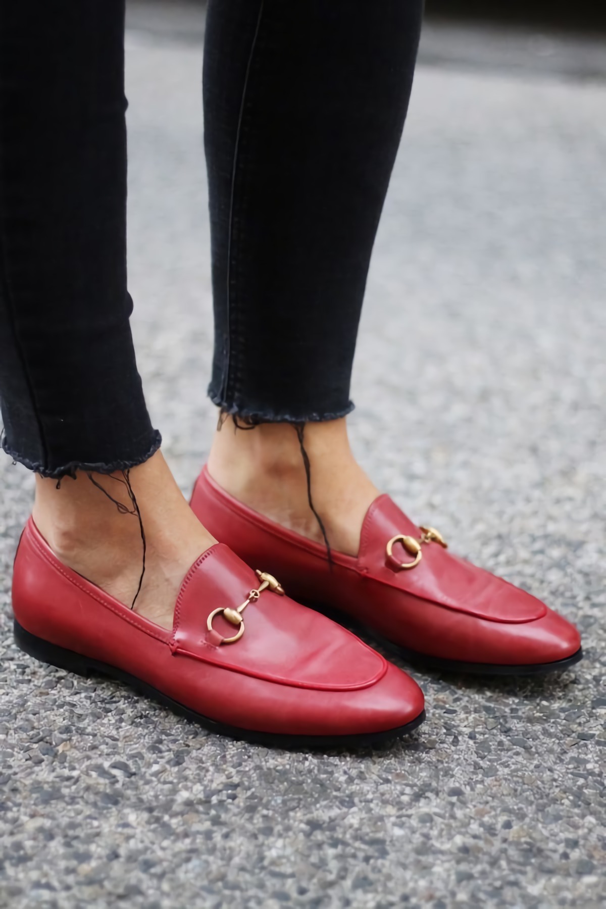 mocassini di colore rossi scarpe abbinate a skinny jeans