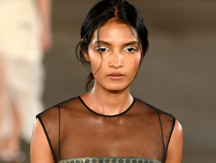 Trucco per Capodanno е brindare al 2023 con scintille!