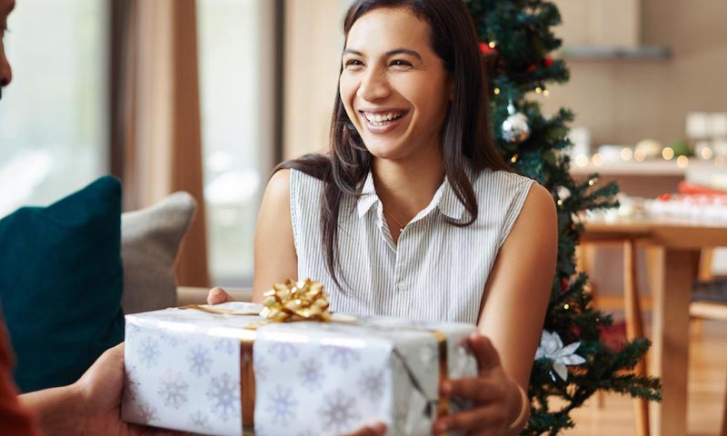 regalo natalizio per donna scatola incartata con fiorro