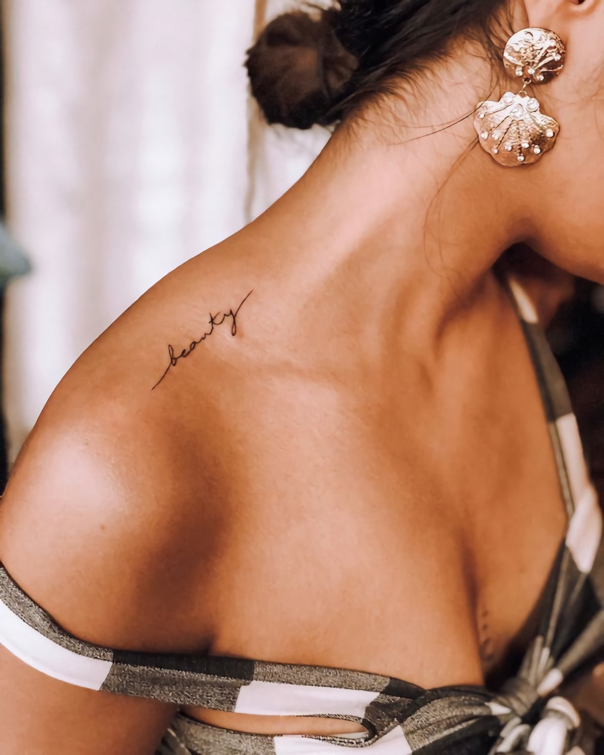 tatuaggi femminili elegante tattoo spalla scritta beauty