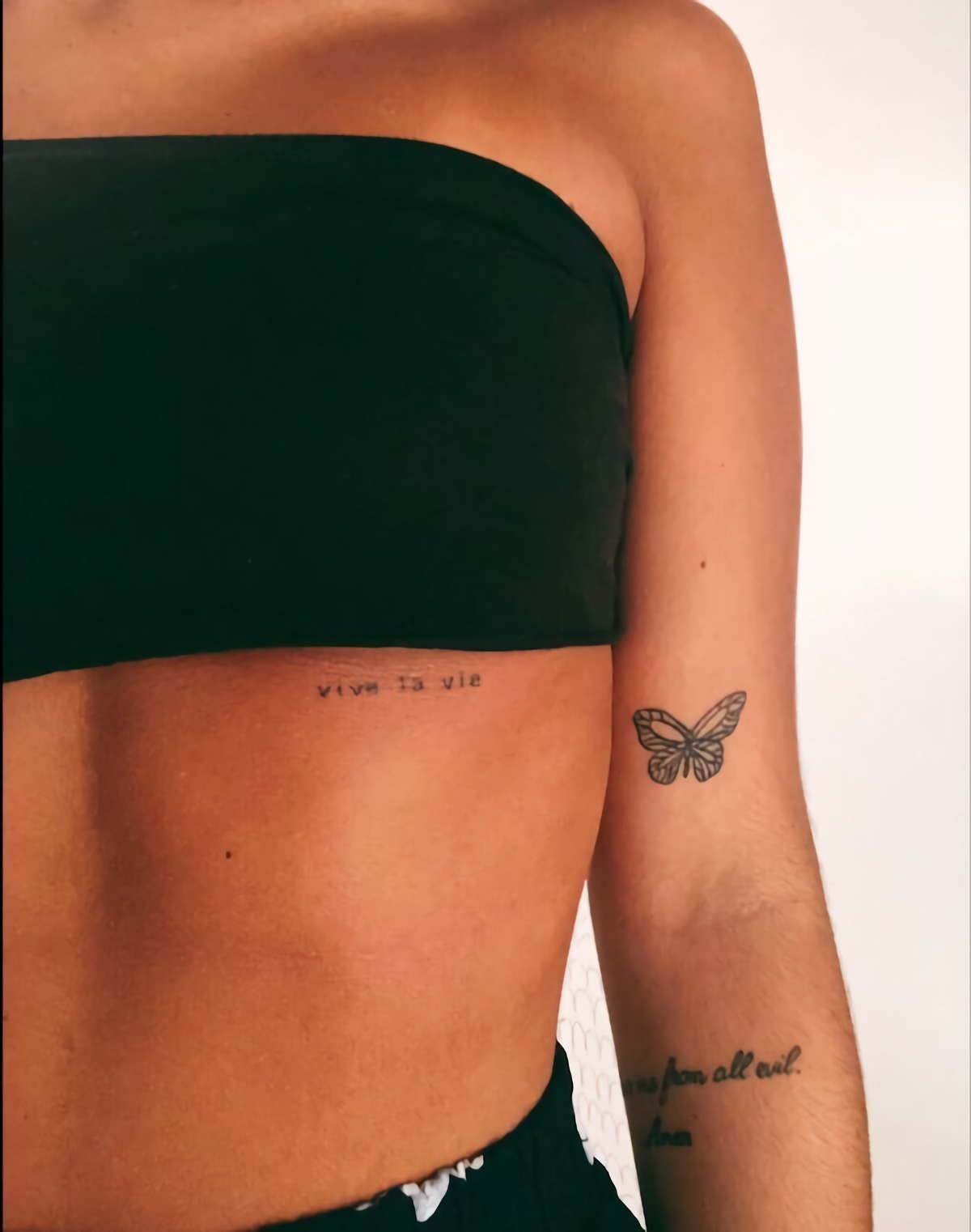 tatuaggio scritta in francese tattoo donna sotto il seno