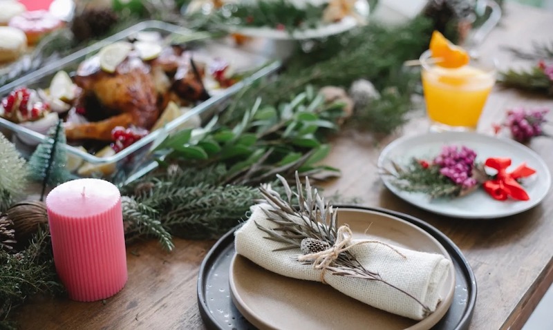 tavola addobbata per le feste natalizie cibo di stagione