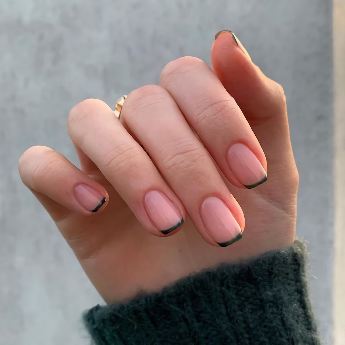 base gel colore rosa nude manicure francese smalto verde micro french manicure