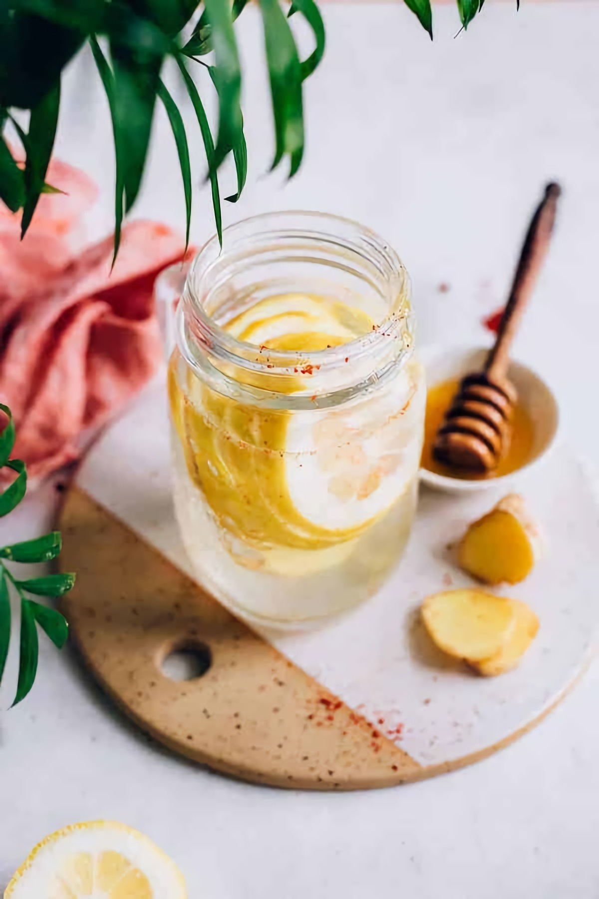 bicchiere con acqua limone zenzero e miele per detox corpo