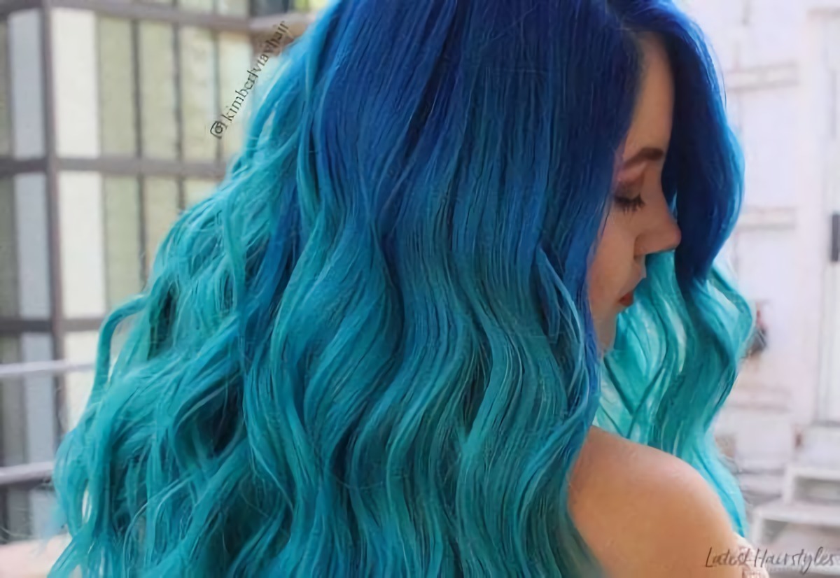 capelli colore acquamarine blu acconciatura con onde naturali