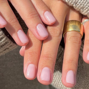 Il colore smalto unghie corte 2023 tra le tendenze Hot del momento!