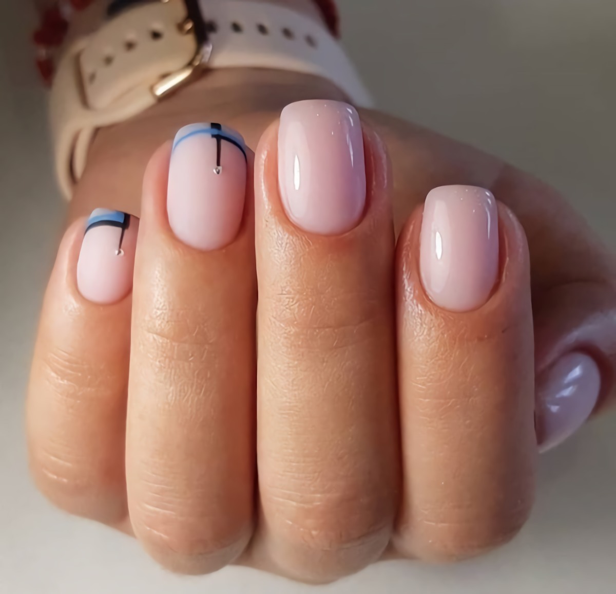 colore smalto unghie corte 2023 gel rosa pastello accent nails