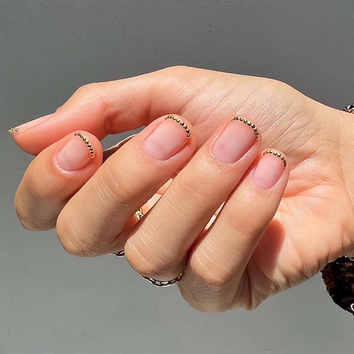 decorazioni nails design con applicazioni color metalizzato