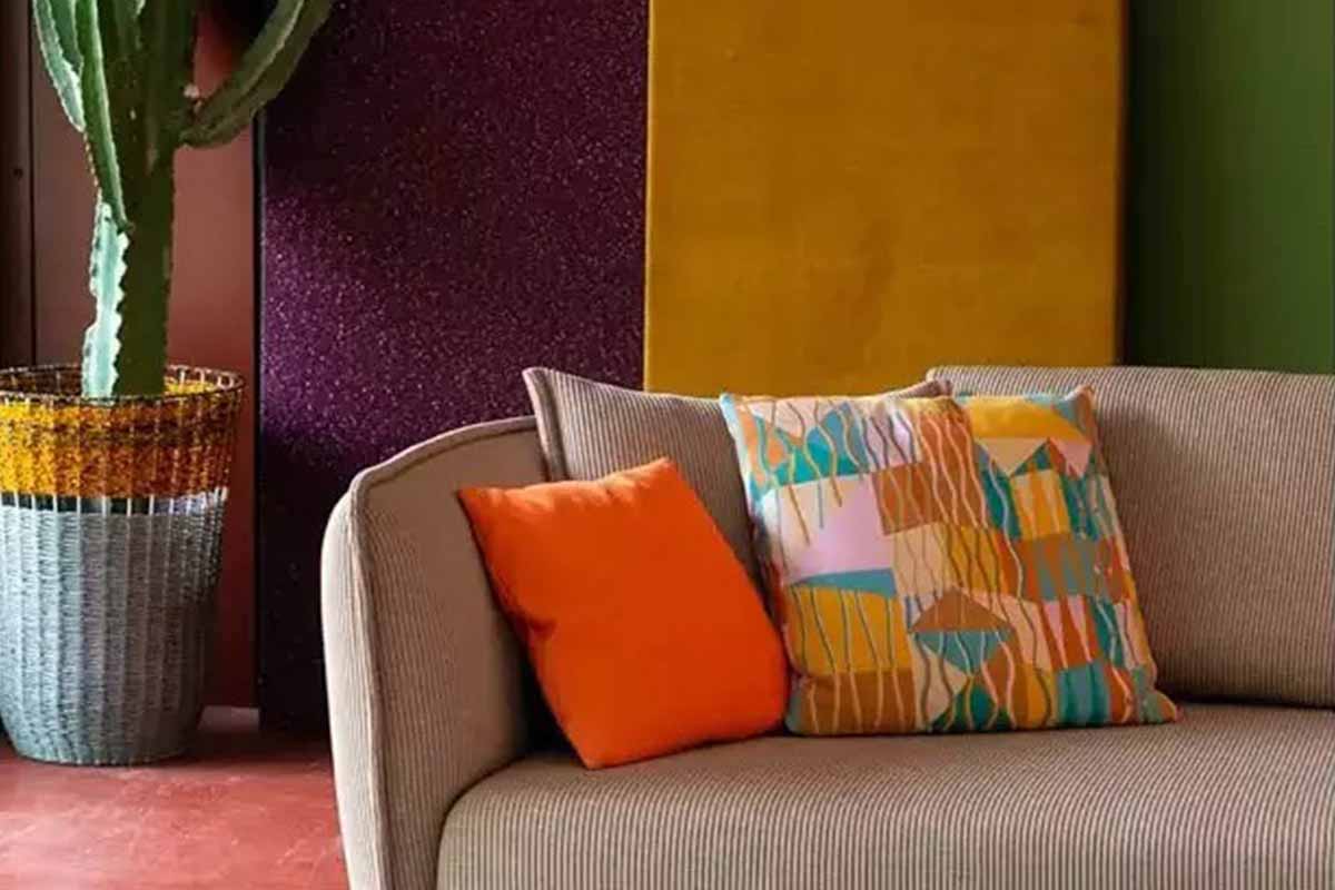 decorazioni salotto divano con cuscini colorati vaso con cactus