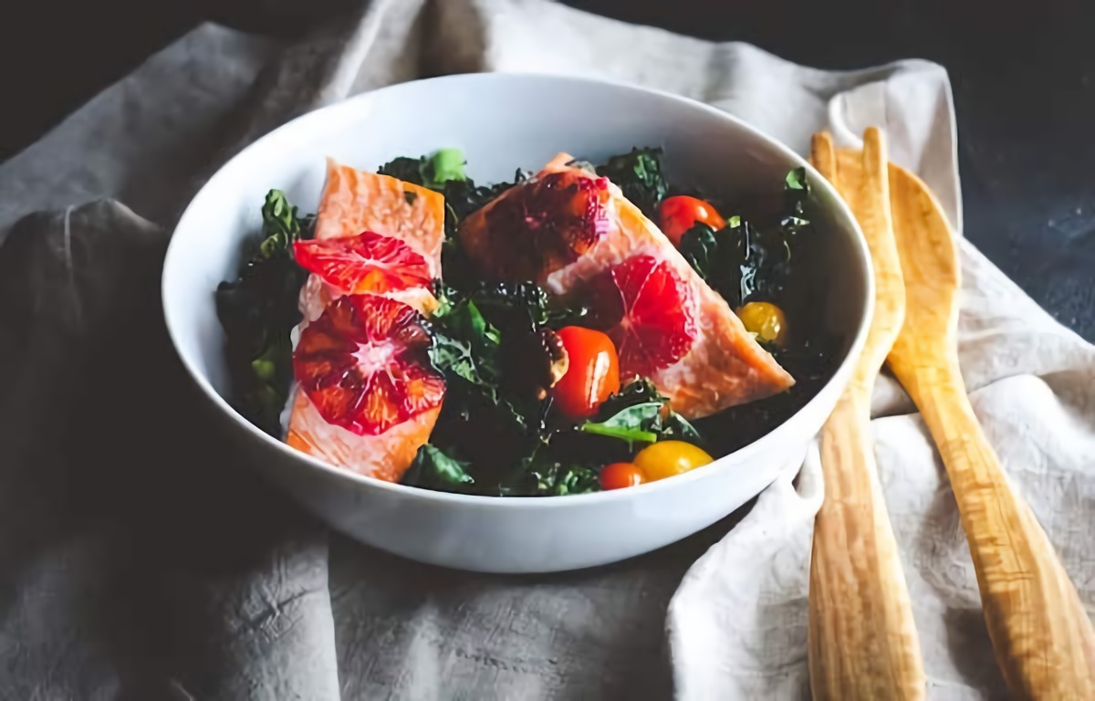 dieta proteica mangiare salmone con verdure