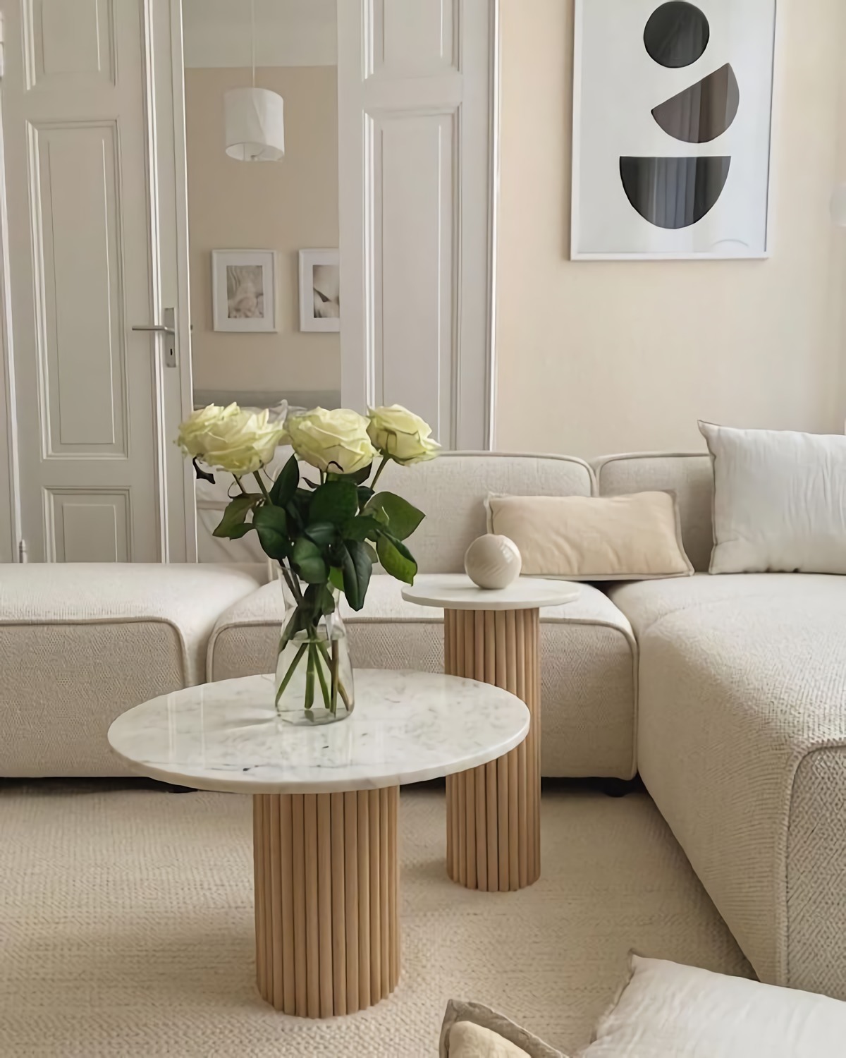 divano intessuto angolare tavolini in marmo vaso con rose