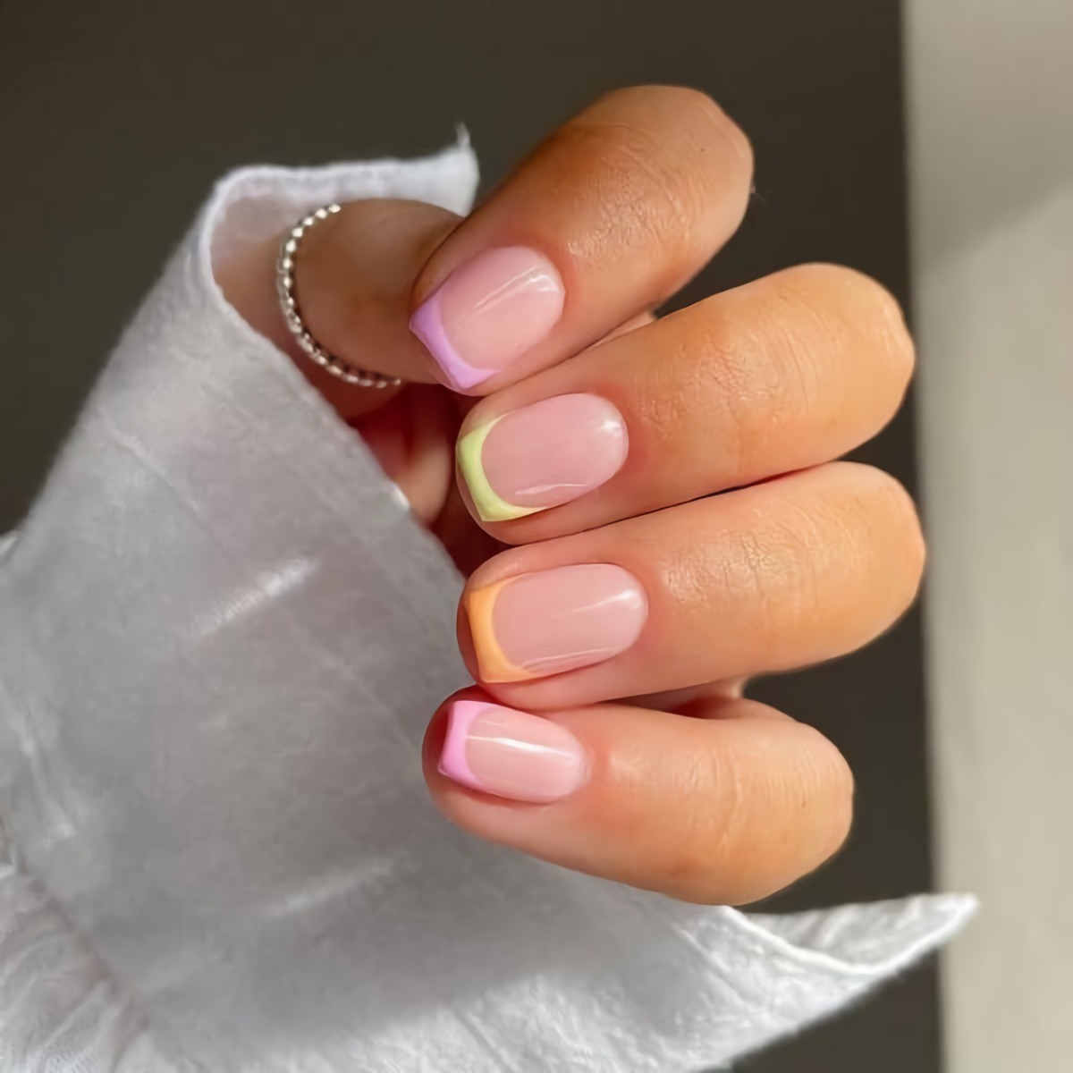 french manicure colorata unghie corte forma quadrata