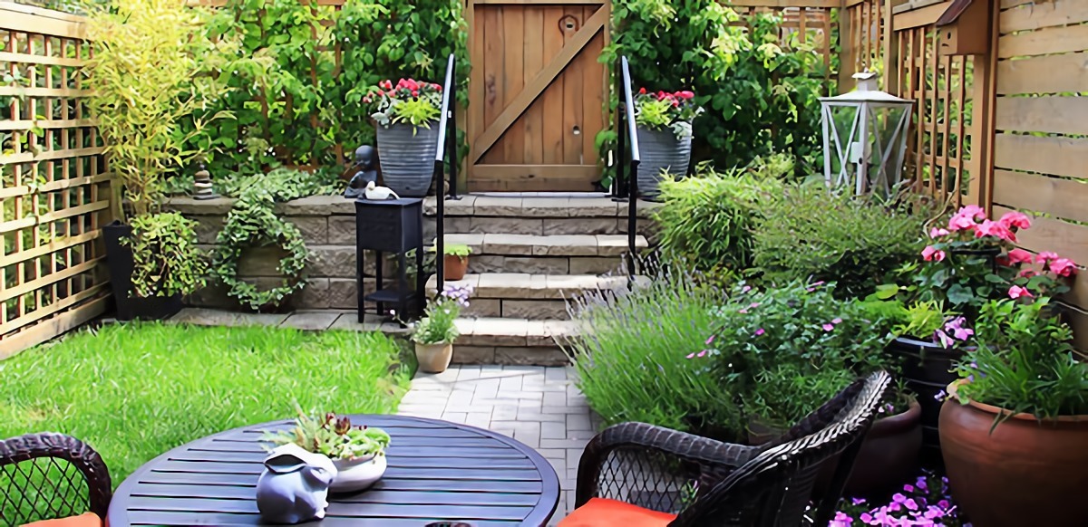 giardino con prato verde cortile con mobili in rattan
