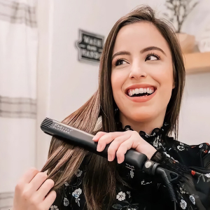 Capelli voluminosi con la piastra: la tecnica facile e veloce per creare volume in testa!