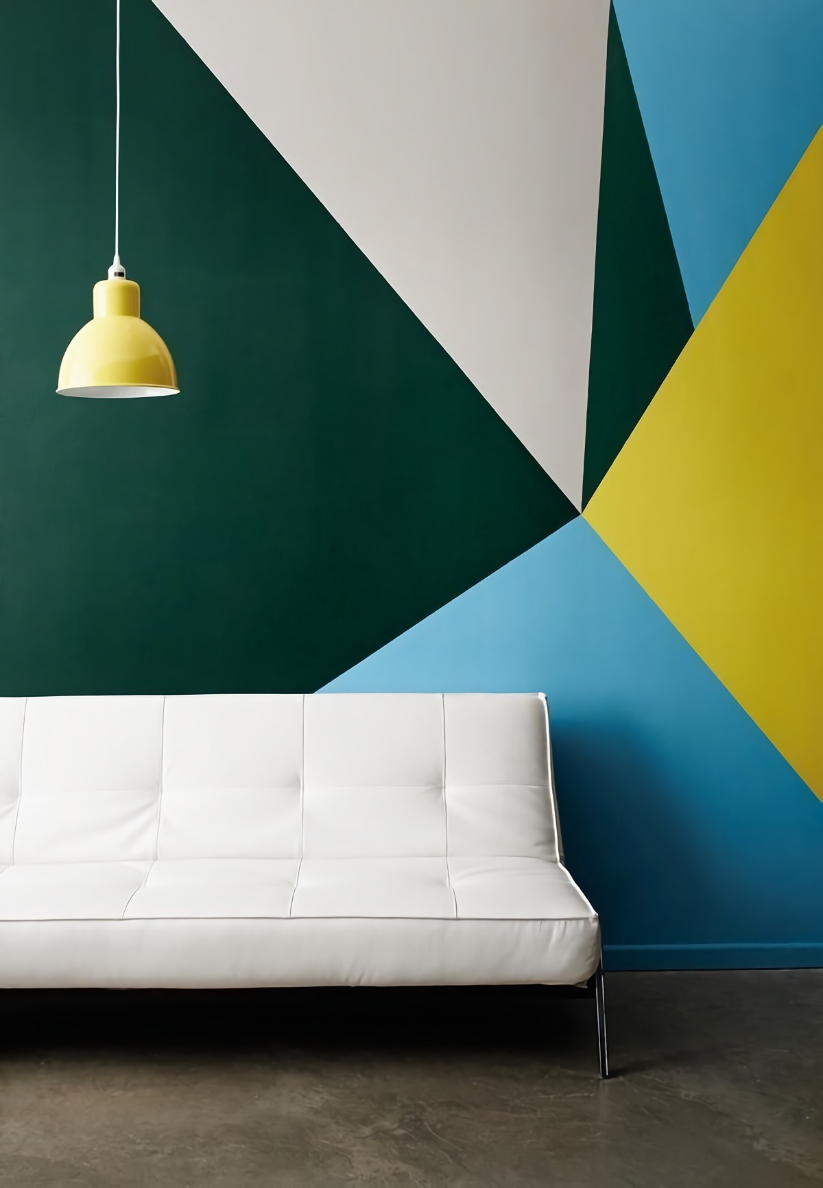 pittura a blocchi colorati soggiorno con divano bianco