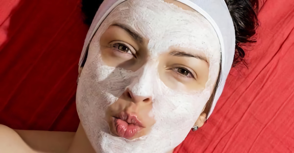 pulire il viso donna maschera bianca