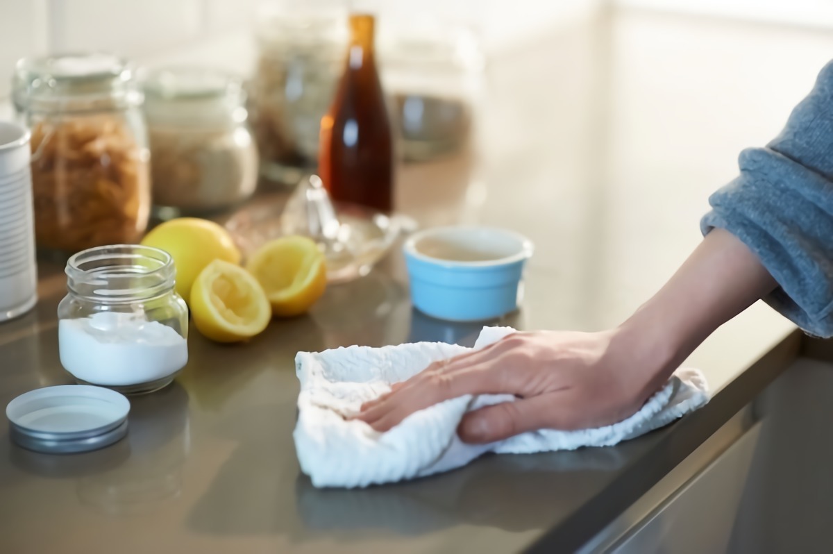 pulire piano di lavoro cucina bicarbonato di sodio e limone