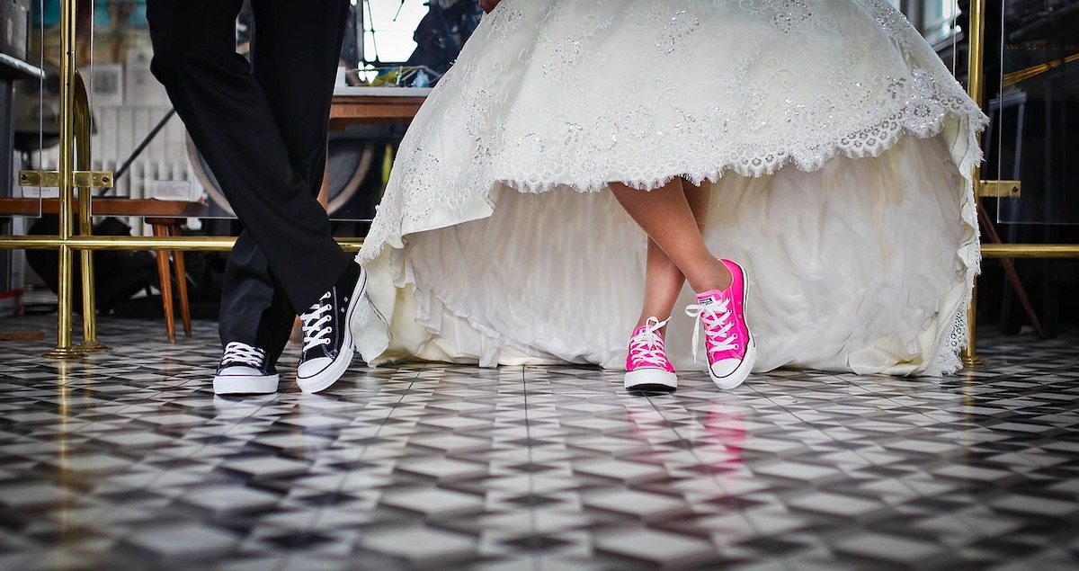 sneakers rosa abbinate a abito da sposa