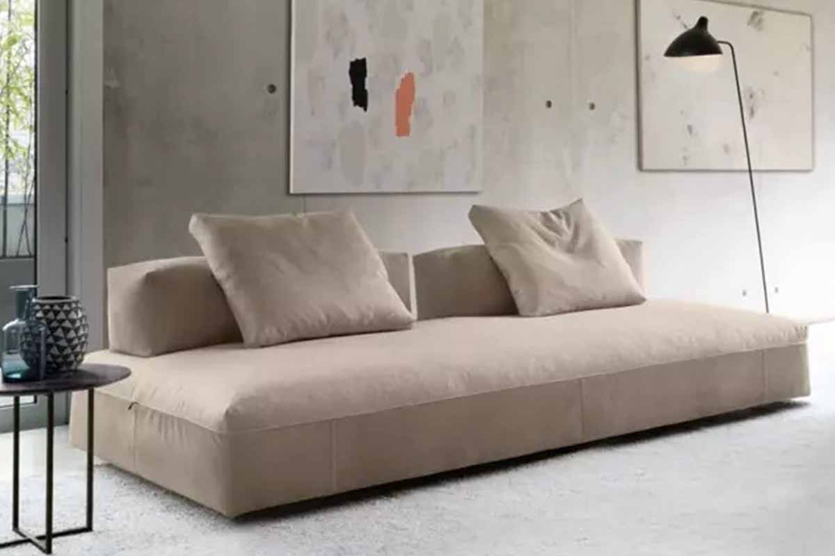 tendenze arredamento soggiorno 2023 divano beige morbido