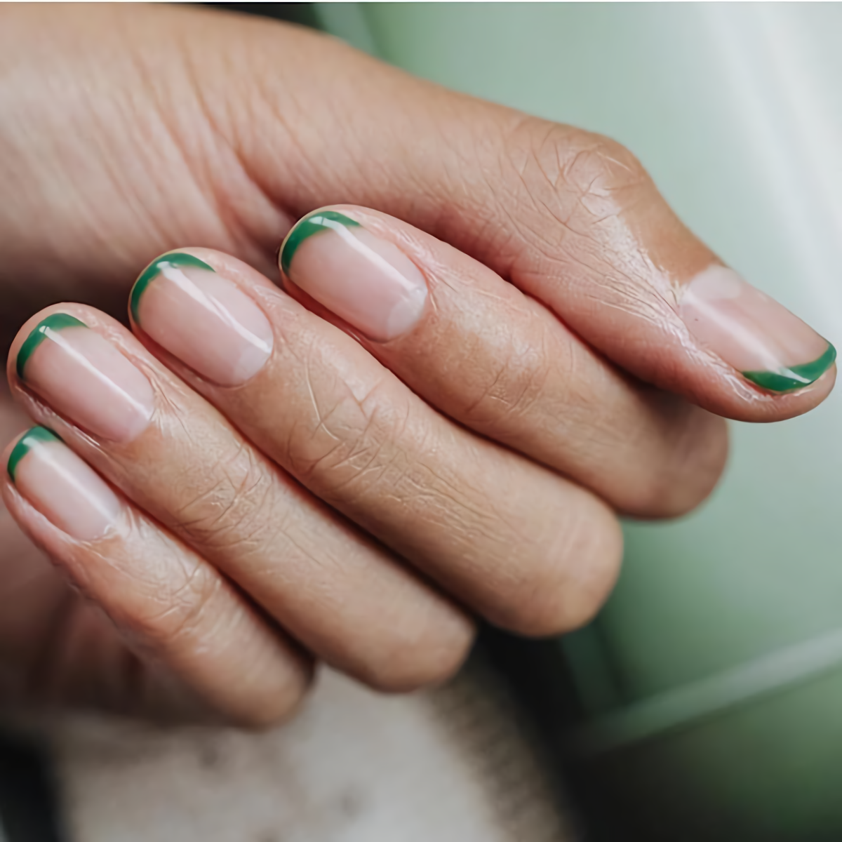 unghie con manicure francese di colore verde
