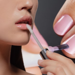 Unghie lip gloss: la nuova tendenza di una manicure effetto lucidalabbra!