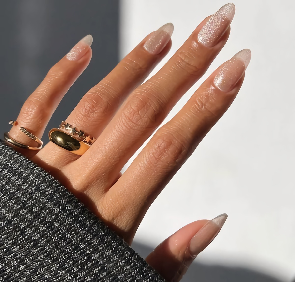 unghie primavera 2023 glazed nails forma manicure a mandorla