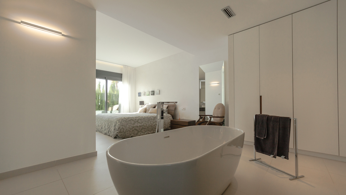 applique moderne camera da letto con bagno a vista