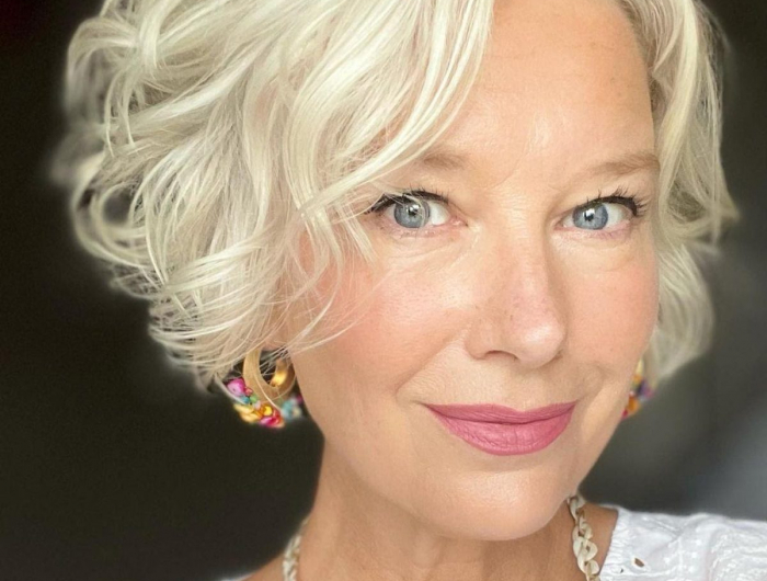 Snellire il viso con le acconciature bob per donne di 60 anni e apparire più giovani!
